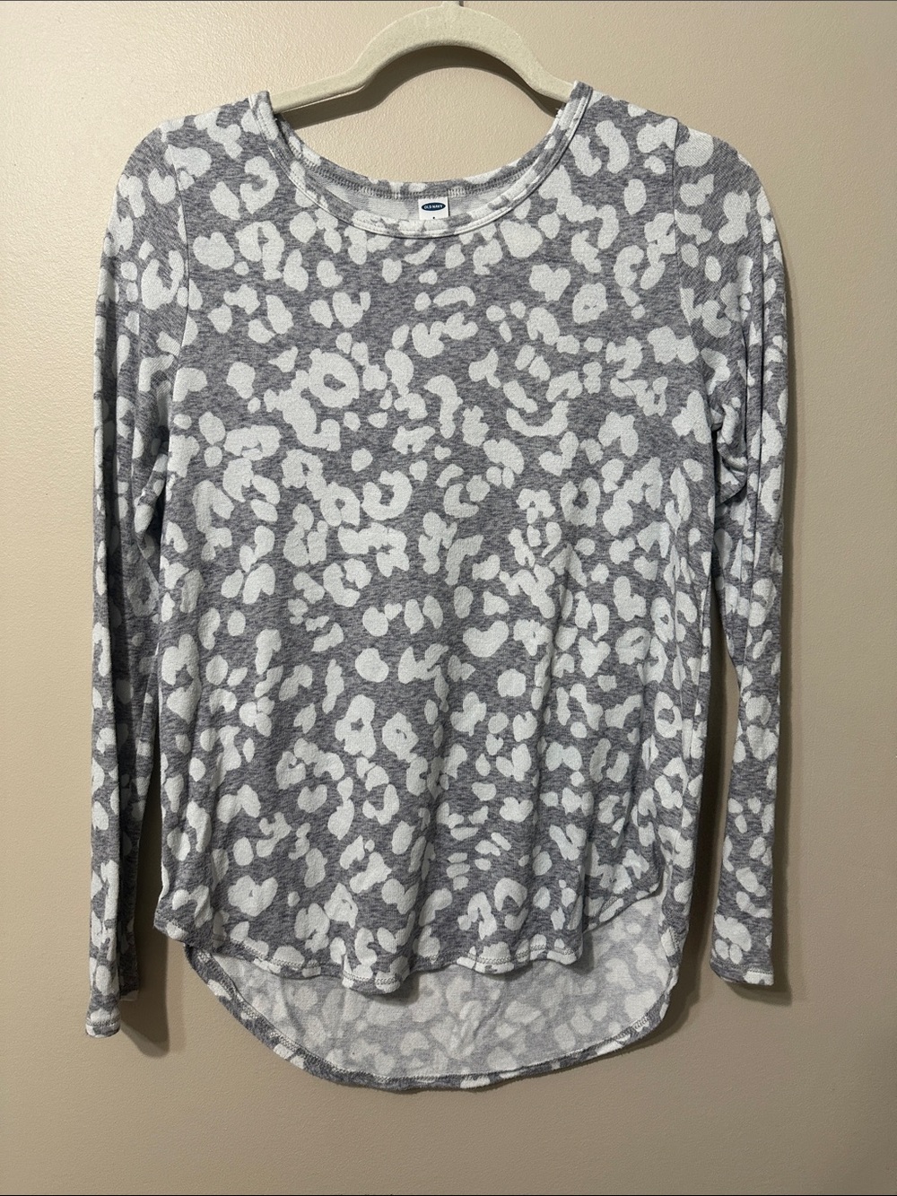 Old Navy Gray & White Leopard-Print Long Sleeve Top